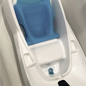 The 4moms® Cleanwater Tub features a unique design